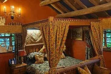 בית מלון כפרי Wizards Thatch Luxury Suites