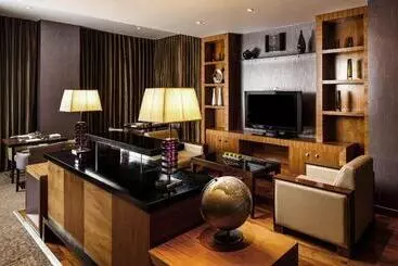 Отель Crowne Plaza Reading