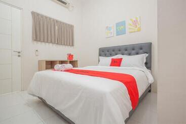 Pensionat Reddoorz Near Ciputra Golf Surabaya