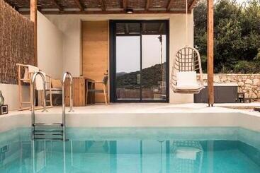 هتل Monastery Estate Retreat