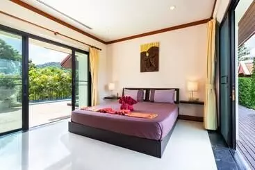 Vakantie-appartementen Boutique 3br Pool Villa Bianca Naiharn
