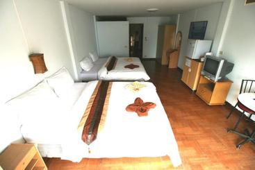 Beachfront Hotel Cha Am