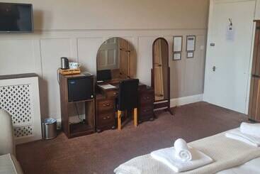 Heathcliff House B&b Exclusively For Adults Free Large Carpark