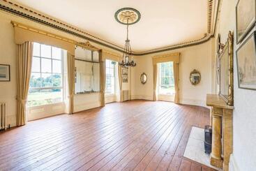 膳宿费 Barbie House ,opposite The Beach & Pier ,2 Ground Floor Apartments Each With Private Car Space & Gar