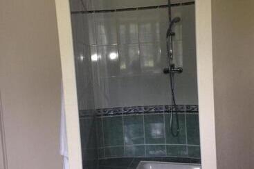 تختخواب و صبحانه Chateau Du Val Larbont