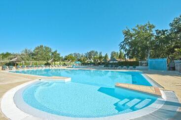 هتل Azureva Le Grau Du Roi