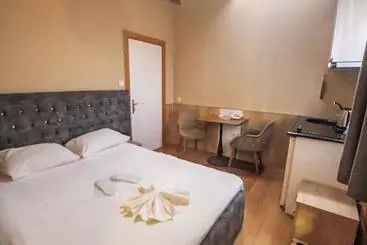 هتل آپارتمان Royal Garden Suite And