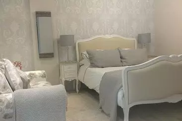 Whispering Cottages Bed And Breakfast