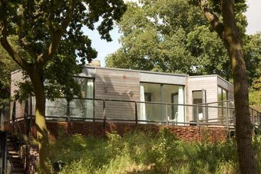 בית מלון כפרי Clophill Eco Lodges