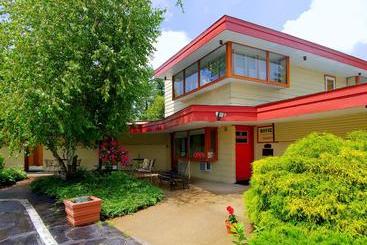فندق على الطريق The Usonian Inn Llc