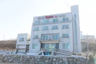 ホテル Mangsang Beach Pension