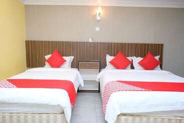 Hotel Oyo 653 Green World