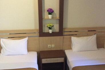 בית מלון כפרי Senggigi Villas