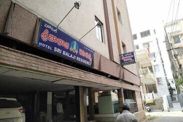فندق Iroomz Sri Balaji Residency
