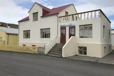 ペンション Guesthouse Steinhusid