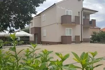 آپارتمان‌های توریست‌ها Apartments Villa Visnjik