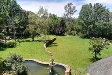 Bed & Breakfast The Moon And Sixpence Garden Guest House