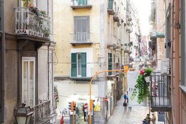 تختخواب و صبحانه Duomo Luxury Suites