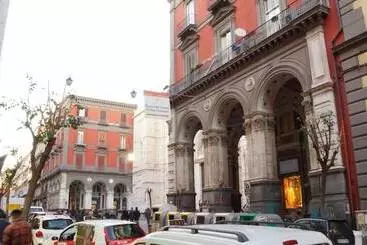 تختخواب و صبحانه Duomo Luxury Suites