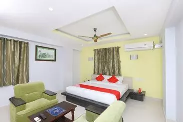 Hotel Capital O Sai Golden Rooms