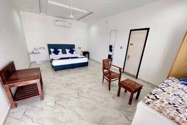 渡假胜地  Sheesh Mahal Desert Camp