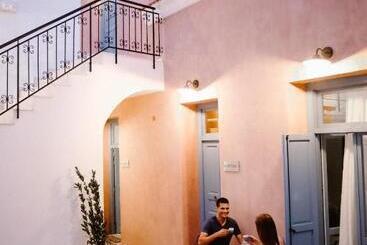 هتل آپارتمان Blue Jasmine Suites