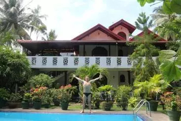 Pensió Sankarest Villa