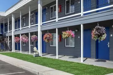 Hotelli Rodeway Inn & Suites