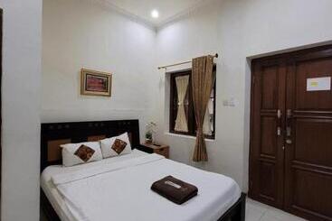 בית מלון כפרי Ndalem Katong Guest House Ponorogo