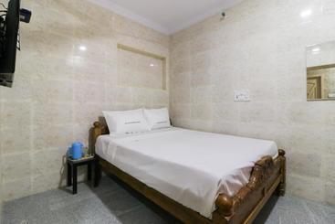 هتل Spot On 48556 Mr White Guest House