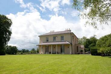 Bed and Breakfast Llwynhelig Manor