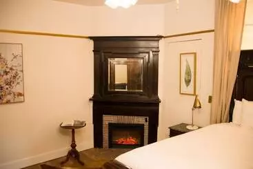 Отель Cedar Gables Inn