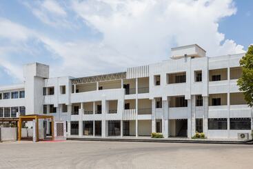 Hotel Oyo 42084 Rajshahi Resort And Marriage Garden