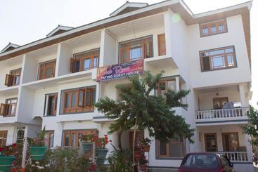 Spot On 45411 Habak Resort