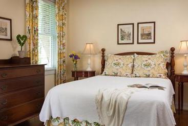 Chanticleer Inn Bed & Breakfast