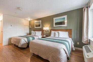 Отель Hometowne Studios By Red Roof Fort Lauderdale