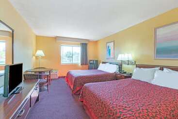 בית מלון כפרי Days Inn By Wyndham Canastota Verona