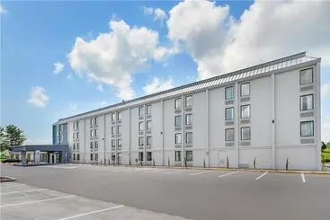 Hotelli Clarion Inn & Suites Near Downtown