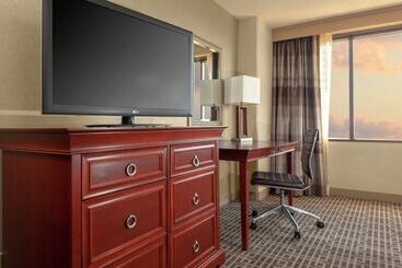 هتل Doubletree By Hilton Kansas City Overland Park