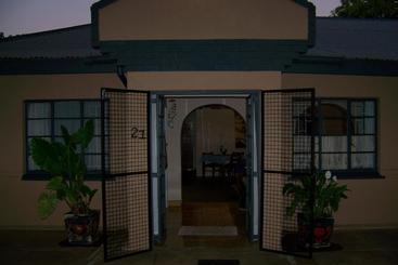 پانسیون Strelitzia Guest House