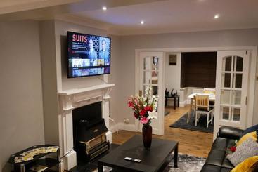 Apartamenty turystyczne The Kyoto House Four Spacious Cosy Bedrooms I Contractor Friendly I Long Stay Offer I 5th Room Avai