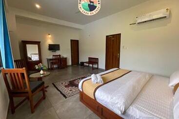 בית מלון כפרי Golden Bird X One Light Stays