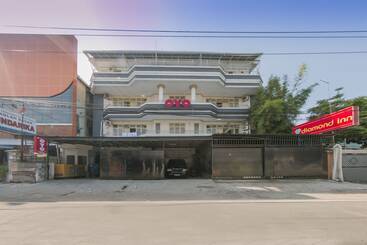 Hotel Oyo 1935  Diamond Inn Makassar