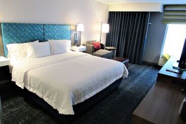 Отель Hampton Inn & Suites Newtown