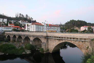 آپارتمان‌های توریست‌ها Casa Cimo De Vila