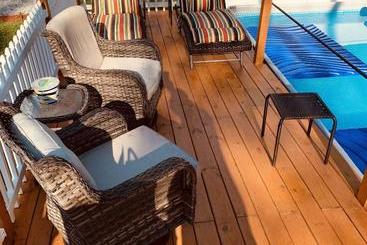 کلبه Log Cabin In The Field