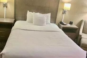 هتل Clarion Pointe Wenatchee