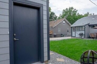 کلبه The Tennyson Adventure A Luxury Townhome With Private Balcony