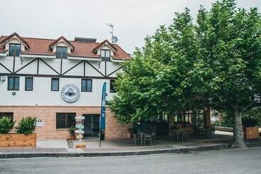 تختخواب و صبحانه Latas Surf Lodge