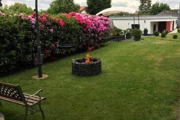 ツーリストアパートメント Ferienwohnung Schlossblick   4 Sterne Sauna Pool Whirlpool Privat